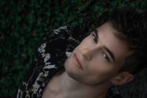 Ein Mann (Callboy Bern)liegt auf Moos und schaut sexy in Kamera